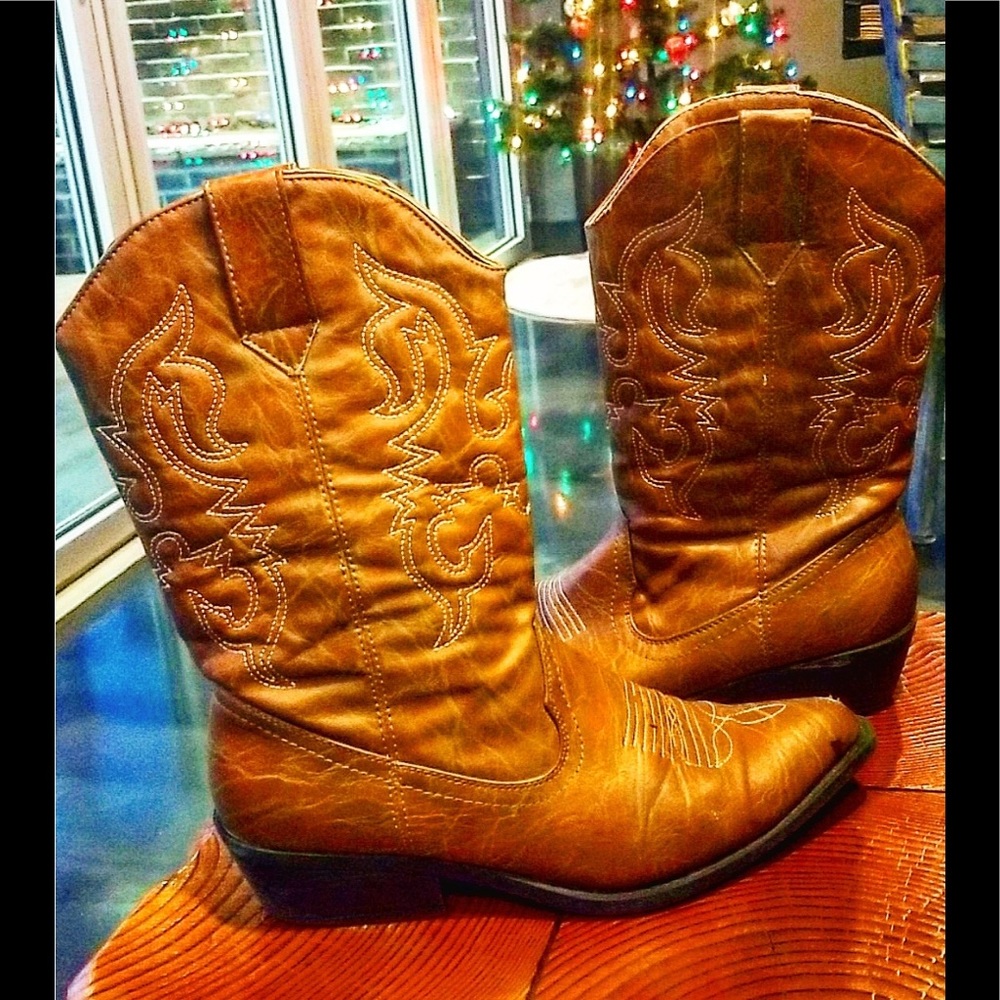 Cowgirl Rue 21 leather boots!! 😍